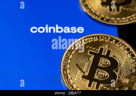 Bolzano, Italie - 10 avril. 2021 : application Coinbase avec pièces en bitcoin d'or sur smartphone Banque D'Images