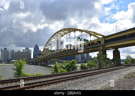 Les gratte-ciel de Pittsburgh vus du quartier Southside Flats Banque D'Images