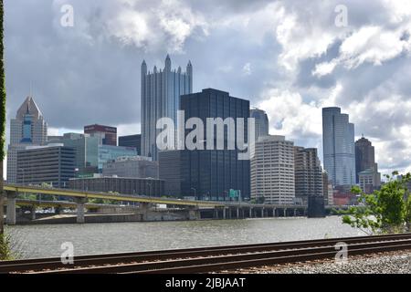 Les gratte-ciel de Pittsburgh vus du quartier Southside Flats Banque D'Images