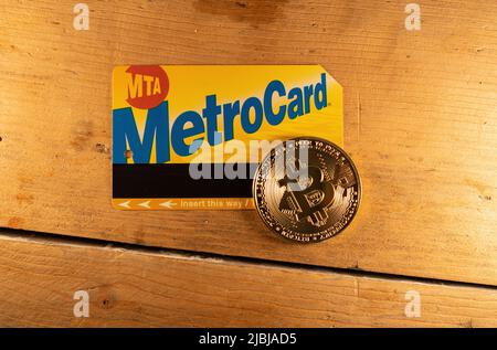 Manhattan, New York/Etats-Unis - 26 mars. 2021: Bitcoin sur MetroCard de New York, acheter MTA Metro carte avec crypto monnaie concept Banque D'Images