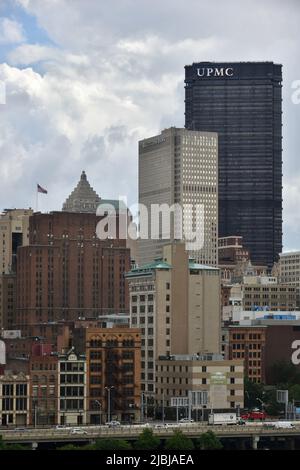 Les gratte-ciel de Pittsburgh vus du quartier Southside Flats Banque D'Images