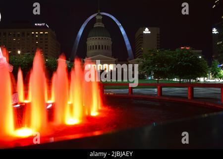 Centre-ville Louis avec la célèbre Gateway Arch le long du fleuve Mississippi Banque D'Images