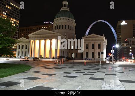 Centre-ville Louis avec la célèbre Gateway Arch le long du fleuve Mississippi Banque D'Images