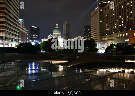 Centre-ville Louis avec la célèbre Gateway Arch le long du fleuve Mississippi Banque D'Images