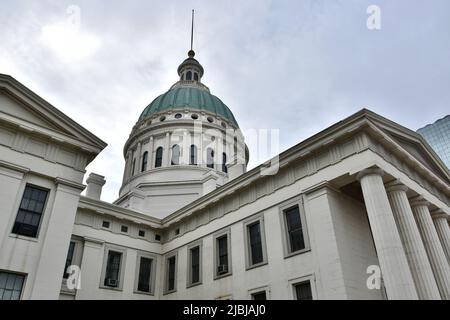 Centre-ville Louis avec la célèbre Gateway Arch le long du fleuve Mississippi Banque D'Images