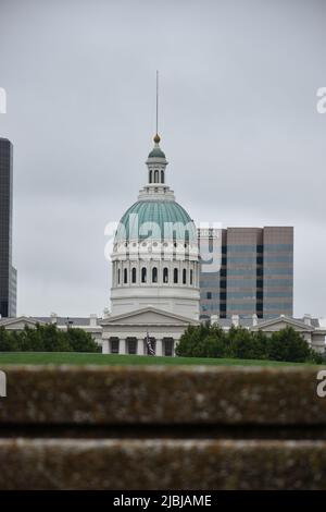 Centre-ville Louis avec la célèbre Gateway Arch le long du fleuve Mississippi Banque D'Images