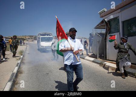 27 mai 2022, vallée du Jourdain, rive ouest, Palestine : un manifestant palestinien fuit d'un spray au poivre lors de la manifestation contre la confiscation de terres dans la vallée du nord du Jourdain, en Cisjordanie occupée. (Credit image: © Nasser Ishtayeh/SOPA Images via ZUMA Press Wire) Banque D'Images