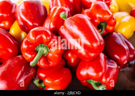 Beaucoup de poivrons frais au comptoir du marché agricole Banque D'Images