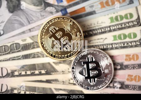 Les pièces de monnaie en bitcoin sont empilées sur les billets en dollars américains. Pièces de BTC d'or et d'argent. Concept d'échange de crypto-dollars américains. Crypto-monnaie numérique avec pa Banque D'Images