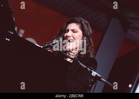 Rome, Italie. 12th décembre 2018. La chanteuse Elisa Toffoli se produit au Radio2 Rai pour l'offre spéciale de Noël d'Elisa Day. (Photo de Valeria Magri/SOPA Images/Sipa USA) crédit: SIPA USA/Alay Live News Banque D'Images