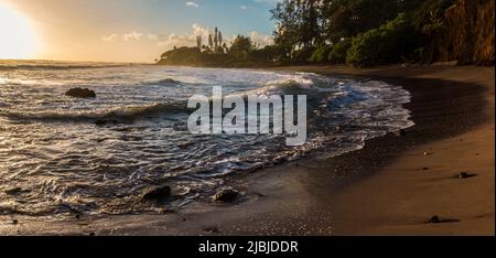 Le matin, les vagues se lavant à terre sur Koki Beach avec l'île d'Alau au loin, Koki Beach Park, Hana, Maui, Hawaii, ÉTATS-UNIS Banque D'Images