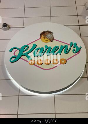 Sydney, Australie. 25th mai 2022. Le logo de Karen's Diner avec un visage avec la coiffure blonde typique de bob. Les restaurants sont généralement fiers de leur bon service. Ce n'est pas le cas au restaurant australien Karen's Diner : ici, les clients sont pris et servis très mal. Le concept curieux est si bien accueilli que la chaîne se développe aujourd'hui dans le monde entier. (À dpa 'rude serveurs comme une recette de succès: Karen's Diner conquiers Australia') Credit: Carola Frentzen/dpa/Alay Live News Banque D'Images