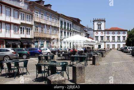 Scène de rue dans la vieille ville, Largo da Misericordia, Guimaraes, Portugal Banque D'Images