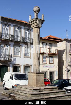 Pilori en pierre surmonté d'une sphère armillaire, style Manueline datant du 16th siècle, sur la place de la République, à Chaves, au Portugal Banque D'Images