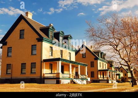 Les maisons jaunes et vertes étaient autrefois les maisons des officiers lorsque Sandy Hook était une base militaire. Aujourd'hui, la région fait partie du réseau des parcs nationaux