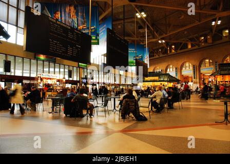 Les voyageurs de la gare South Station de Boston attendent dans un café leur prochain train pour partir Banque D'Images
