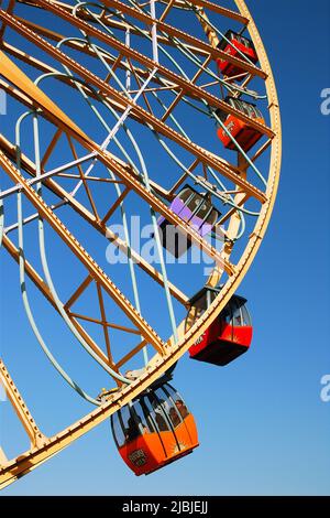 Une grande roue monte dans le ciel à California Adventure près de Disneyland Banque D'Images