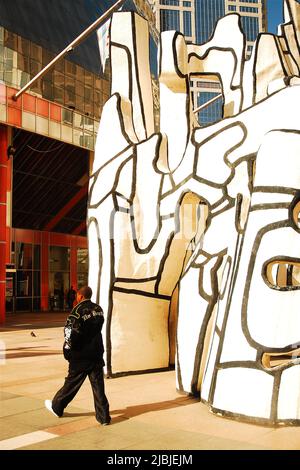 Un homme adulte passe devant le monument Jean de buffet avec une bête debout dans le Loop à Chicago Banque D'Images