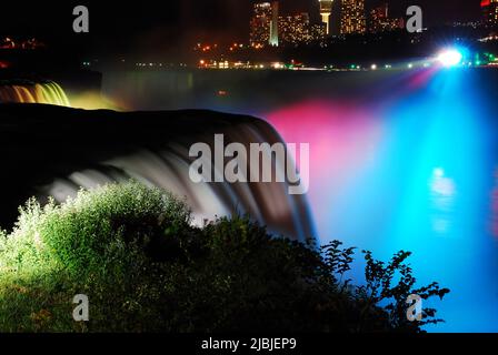 La nuit, les chutes du Niagara sont éclairées dans un éclairage coloré spécial Banque D'Images