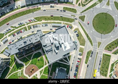 rond-point de jonction dans le quartier résidentiel de banlieue. vue sur les oiseaux. Banque D'Images