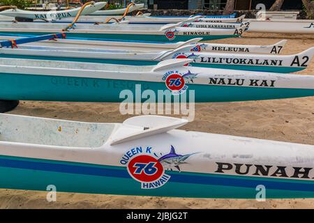 Hawaiian Racing Outrigger Canoes au Kai 'Opua Canoe Club sur Kailua Bay, Kailua-Kona, Hawaii, Hawaii, États-Unis Banque D'Images