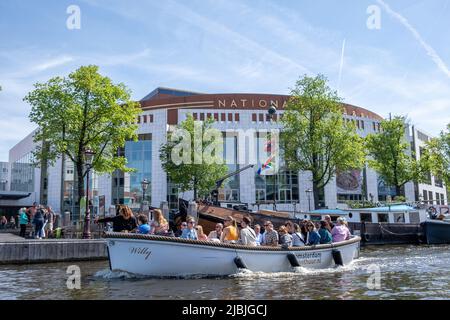 Amsterdam, pays-Bas 22 mai 2022. Les touristes apprécient la visite en bateau de croisière sur le canal, devant l'Opéra national et le bâtiment du Ballet Banque D'Images