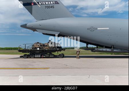 Les membres de la 124th Fighter Wing, de la Garde nationale aérienne de l'Idaho, voyagent à bord d'un C-17 Globemaster III de la 105th Airlift Wing, de la Garde nationale aérienne de New York, en route vers Alpena, Michigan 4 juin 2022. Cet effort appuie Agile rage 22, qui offre des possibilités d'entraînement réalistes, imitant les environnements de combat actuels et futurs dictés par la Stratégie de défense nationale. (É.-U. Photo de la Garde nationale aérienne par le sergent d'état-major. Joseph R. Morgan) Banque D'Images