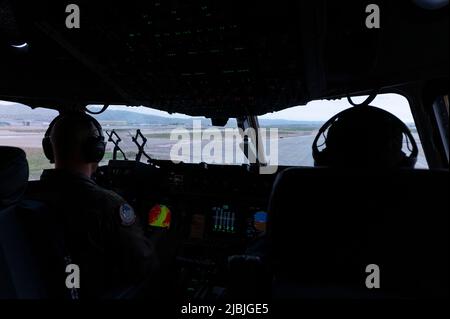 Les membres de la 124th Fighter Wing, de la Garde nationale aérienne de l'Idaho, voyagent à bord d'un C-17 Globemaster III de la 105th Airlift Wing, de la Garde nationale aérienne de New York, en route vers Alpena, Michigan 4 juin 2022. Cet effort appuie Agile rage 22, qui offre des possibilités d'entraînement réalistes, imitant les environnements de combat actuels et futurs dictés par la Stratégie de défense nationale. (É.-U. Photo de la Garde nationale aérienne par le sergent d'état-major. Joseph R. Morgan) Banque D'Images