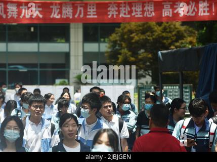 HANGZHOU, CHINE - LE 7 JUIN 2022 - les élèves sortent de l'école intermédiaire no 14 de hangzhou après avoir terminé le premier test chinois de la colleg nationale 2022 Banque D'Images