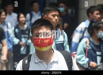 HANGZHOU, CHINE - LE 7 JUIN 2022 - les élèves sortent de l'école intermédiaire no 14 de hangzhou après avoir terminé le premier test chinois de la colleg nationale 2022 Banque D'Images
