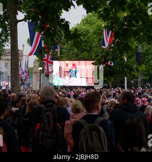 Londres, Grand Londres, Angleterre, 04 juin 2022 : concert Jubilé au centre commercial. Paddington Bear apparaît à l'écran pendant un croquis avec la Reine. Banque D'Images