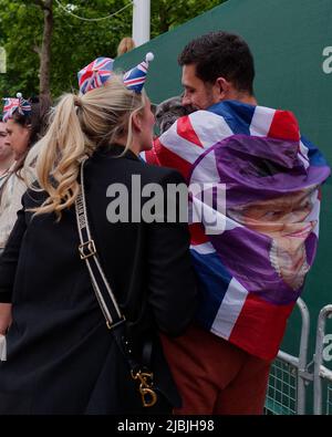 Londres, Grand Londres, Angleterre, 04 juin 2022 : concert Jubilé au centre commercial. Un chien pug adoré par ses propriétaires. L'un est drapé dans un drapeau Union Jack. Banque D'Images