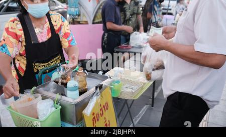 Change de mains Street Sellers et Buyers Sukhumvit Road Bangkok Thaïlande Banque D'Images