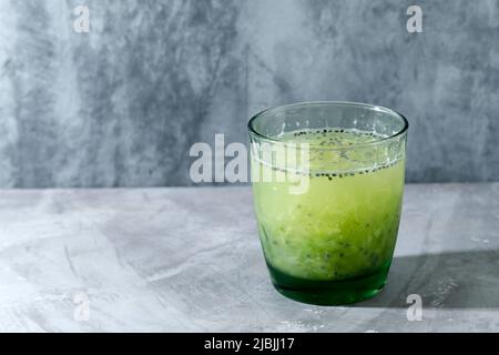 Es Timun Serut, boisson typiquement indonésienne à base de concombre rasé au sirop, au citron vert et aux graines de basilic. Populaire pendant le ramadan. Banque D'Images