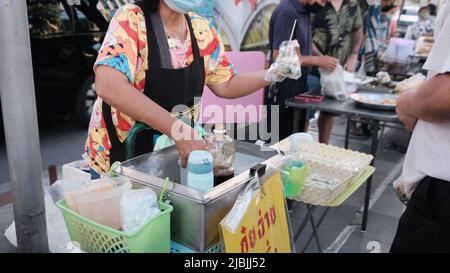 Change de mains Street Sellers et Buyers Sukhumvit Road Bangkok Thaïlande Banque D'Images