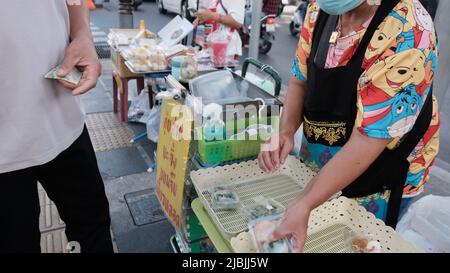 Change de mains Street Sellers et Buyers Sukhumvit Road Bangkok Thaïlande Banque D'Images