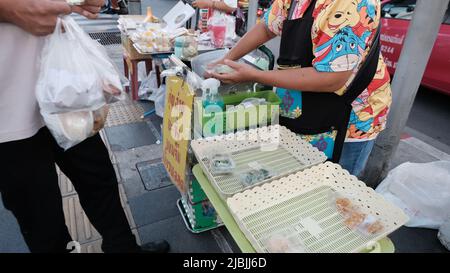 Change de mains Street Sellers et Buyers Sukhumvit Road Bangkok Thaïlande Banque D'Images