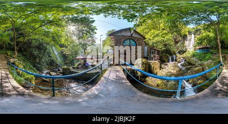 Vue panoramique à 360° de BATUMI, GÉORGIE - SEPTEMBRE 2021: Full Seamauon 360 hdri sur pont en métal au-dessus de la rivière rapide dans les montagnes avec beaucoup de touristes en équirectang