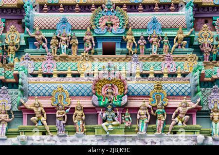 Sculptures colorées de Dieu hindou et de la déesse sur le Gopuram du Temple Swamy de Sri Ranganatha, Srirangam, Trichy, Tamilnadu, Inde. Banque D'Images