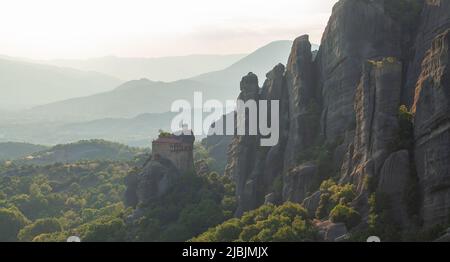 Vue panoramique de Meteora Kalabaka Grèce. Ciel de l'aube, rochers et monastère Meteora Banque D'Images