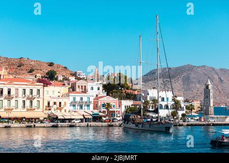 Phare de la tour de l'horloge sur la promenade de la ville de Symi sur l'île de Symi, Grèce Banque D'Images