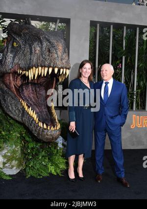 Hollywood, Californie, États-Unis 6th juin 2022 la productrice Kathleen Kennedy et le productrice Frank Marshall assistent à Universal Pictures présente la première mondiale de 'Jurassic World Dominion' au TCL Chinese Theatre on 6 juin 2022 à Hollywood, Californie, États-Unis. Photo de Barry King/Alay Live News Banque D'Images