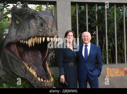 Hollywood, Californie, États-Unis 6th juin 2022 la productrice Kathleen Kennedy et le productrice Frank Marshall assistent à Universal Pictures présente la première mondiale de 'Jurassic World Dominion' au TCL Chinese Theatre on 6 juin 2022 à Hollywood, Californie, États-Unis. Photo de Barry King/Alay Live News Banque D'Images