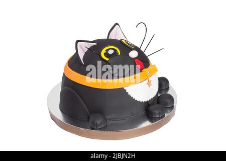 Gâteau noir de chat isolé sur fond blanc. Dessert pour la fête d'Halloween ou l'anniversaire des enfants Banque D'Images