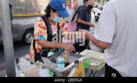 Argent changer les mains Cash transaction Sukhumvit Road Bangkok Thaïlande Banque D'Images