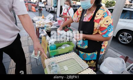 Argent changer les mains Cash transaction Sukhumvit Road Bangkok Thaïlande Banque D'Images