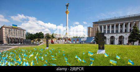 Kiev, Ukraine - 1 juin 2021: Herbe décorée avec de petits drapeaux nationaux près du Monument de l'indépendance à Kiev Banque D'Images