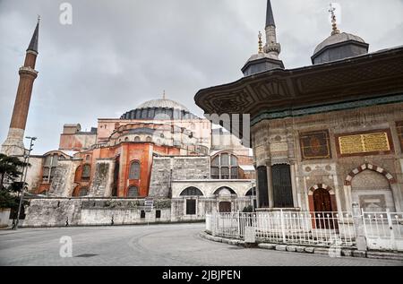 Sainte-Sophie Ayasofya célèbre point de repère dans la rue avec minaret au ciel nuageux à Istanbul, Turquie. Banque D'Images