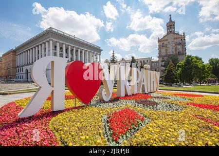 Kiev, Ukraine - 1 juin 2021 : place de l'indépendance à Kiev. J'aime le signe de l'Ukraine Banque D'Images