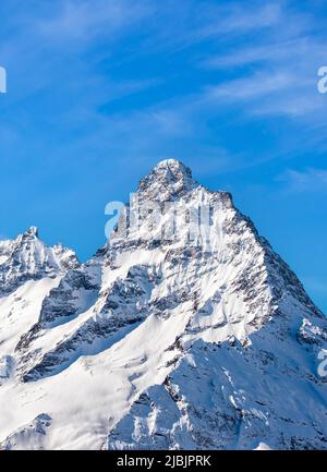 Sommet de montagne enneigé à Dombai en Russie Banque D'Images